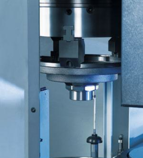 VLC1200型倒立式轉(zhuǎn)塔車(chē)床能夠揀取和加工1500kg的工件，工件直徑可以大至1.2m